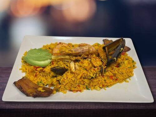 arroz marinero arroz con mariscos y platano maduro frito